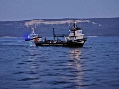 Çanakkale’de balıkçı teknesinde 109 kaçak göçmen ile 3 göçmen kaçakçısı yakalandı
