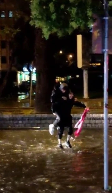 Çanakkale’de iki genç yağmur sularına düşen Türk bayrağını aldı
