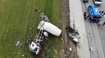 Çanakkale’de karşı şeride geçen beton mikseri ticari araca çarptı: 1 ölü
