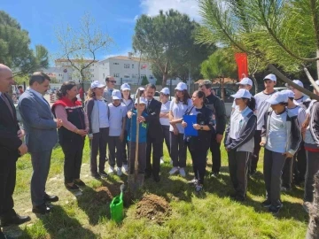 Çanakkale’de, ‘Okuldaki Çiftlik’ projesiyle meyve fidanları toprakla buluştu
