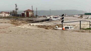 Çanakkale’de sağanak yağış nedeniyle Kepez çayı taştı
