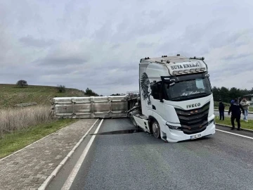 Çanakkale’de seyir halindeyken tırın açılan dorsesi PTS’ye çarptı
