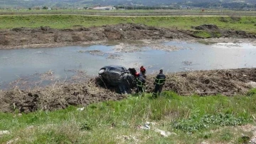 Çanakkale’de sürücü direksiyon hakimiyetini, otomobil çay yatağına uçtu
