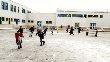 Çanakkale'nin bazı ilçelerinde kar etkili oluyor