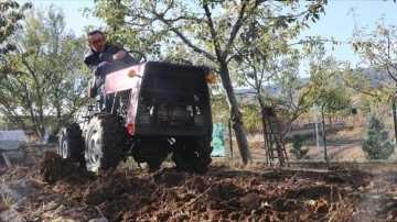 Çankırı'da emekli öğretmen bahçe işlerinde kendi yaptığı traktörü kullanıyor