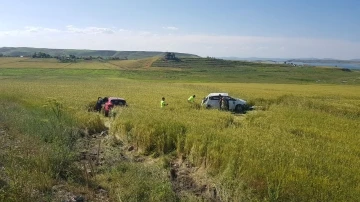 Çarpışan otomobiller tarlaya uçtu: 5 yaralı