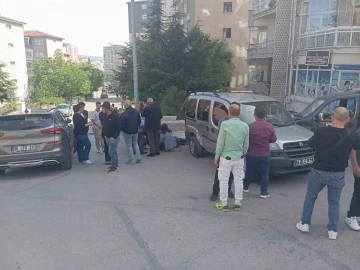 Çarpışan otomobillerin arasında kalarak yaralanan kadın kamerada
