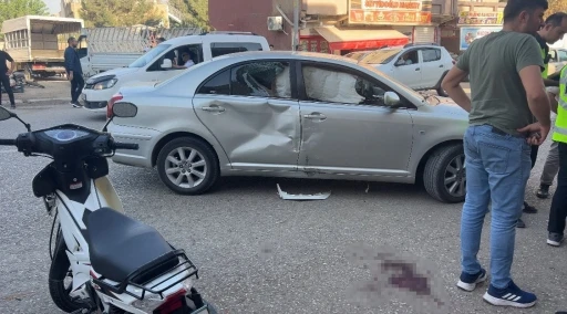 Çarptığı otomobilin camına ok gibi saplandı
