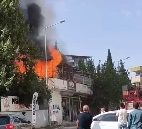 Çatıda çıkan yangın korkuttu
