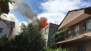 Çatıda çıkan yangın korkuttu: Vatandaşlar sokağa döküldü
