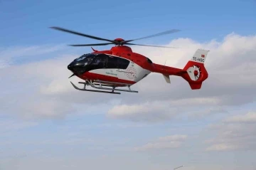 Çatıdan düşüp ağır yaralandı, ambulans helikopterle hastaneye götürüldü
