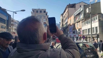 Çatıya çıkan şahsı görüntülemek için birbirleriyle yarıştılar
