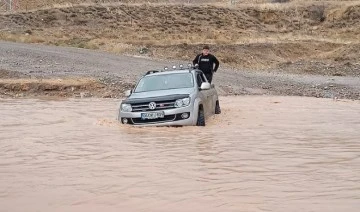 Çay içerisinde mahsur kalan pikaptaki vatandaşı itfaiye kurtarıldı