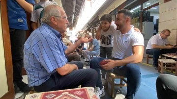 Çay tepsisini havada çevirmek isteyen çaycı çırağının sakarlık anları kamerada
