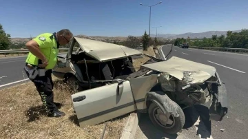 Çekiciye çarpan otomobil hurdaya döndü: 1 yaralı
