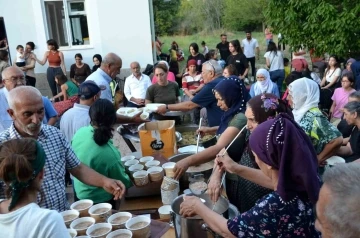 Çemişgezekte, vatandaşlara aşure dağıtıldı
