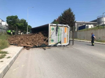 Çerkezköy’de tır devrildi: 1 yaralı
