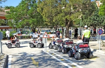 Çeşmeli çocuklar uygulamalı trafik eğitimi aldı
