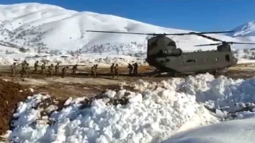 CH-47 ağır nakliye helikopterleri yardım ulaştırmaya devam ediyor