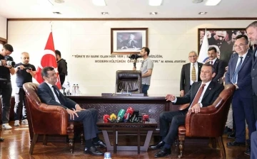 CHP lideri Özel’den Başkan Çavuşoğlu’na övgü
