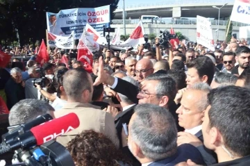 CHP’nin yeni Genel Başkanı Özgür Özel, İzmir’de partililer tarafından karşılandı