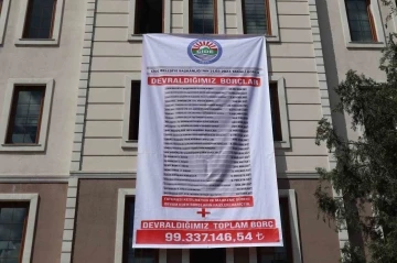 Cide Belediyesi’nin borcu dev afişle duyuruldu: &quot;99 milyon lira borç bulunuyor&quot;
