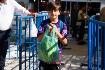 Çiftçiden satın alınan 20 ton karpuz vatandaşlara dağıtıldı
