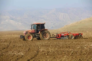 Çiftçiler endişeli: &quot;Tek umudumuz yağış, yoksa sulama bile fayda etmez&quot;
