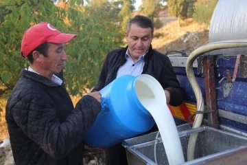 Çiftçilerden afetzedelere süt bağışı
