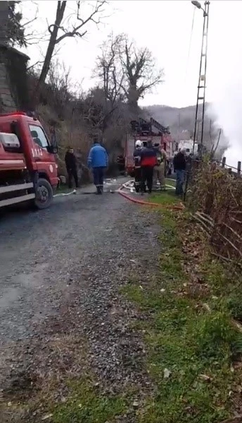 Çıkan yangında ev kullanılamaz hale geldi
