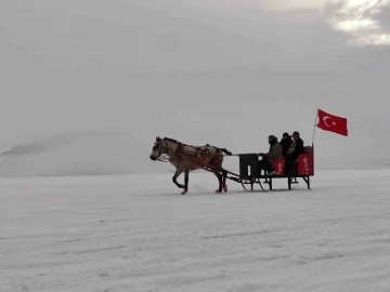 Çıldır Gölü’nde Atlı kızak keyfi
