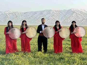 Cilo Dağı’nın eteklerinde yöresel elbiselerle erbane gösterisi
