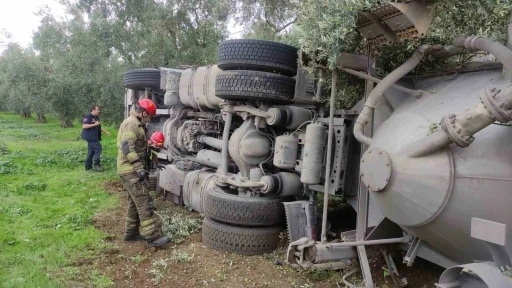 Bursa'da çimento yüklü tanker devrildi