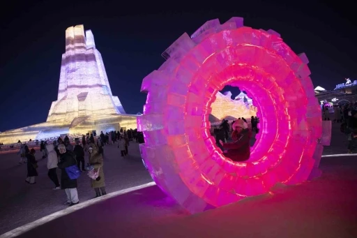 Çin’deki Harbin Uluslararası Buz ve Kar Heykel Festivali renkli görüntülere sahne oldu