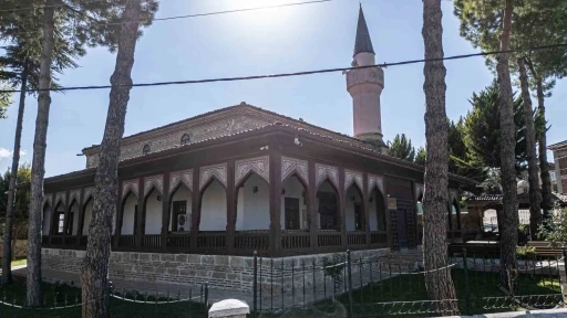 Çivi kullanılmadan inşa edilen 942 yıllık cami tarihe tanıklık ediyor
