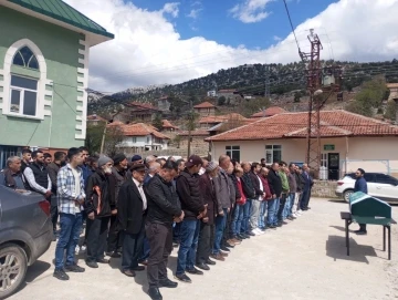 Çoban köpeklerinin saldırıp öldürdüğü yaşlı kadın toprağa verildi