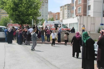 Çocuğunu kurtarmak isteyen anne kucağındaki çocuğu ile 13. kattan düştü: 3 ölü
