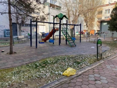 Çocuk parkında oluşan ses ve çevre kirliliği mahalle sakinlerini rahatsız ediyor
