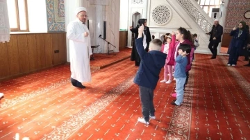 Çocuk sesleri camide yankılandı
