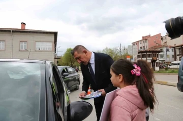 Çocuklar 1 günlüğüne trafik polisi oldular
