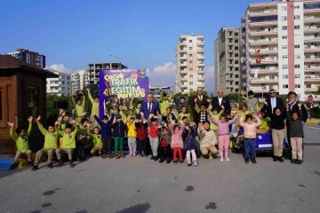 Çocuklar eğlenerek öğreniyor: 10 bin öğrenciye trafik eğitimi
