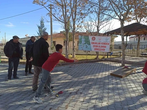 Çocuklar geleneksel sokak oyunları ile eğlendi
