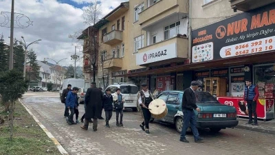 Çocuklar sokak sokak gezip manilerle Ramazan’ın gelişini kutladı
