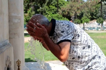 Çocuklar süs havuzuna, vatandaşlar çeşmelere akın etti, fırıncılar sıcaktan kavruldu
