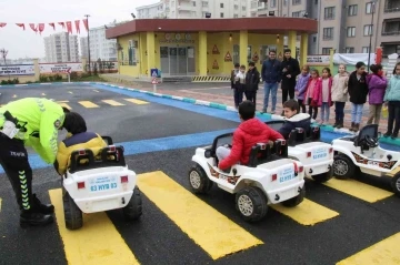 Çocuklar trafik kurallarını eğlenerek öğrendi
