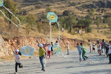 çocuklar uçurtma şenliği ile doyasıya eğlendi
