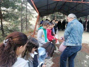 Çocuklara avuç avuç şeker dağıtma geleneği sürüyor
