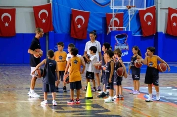 Çocuklara basketbol aşkını aşılıyorlar
