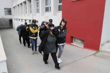 Çocukları da alet ettiler, kilolarca esrarı taşırken yakalandılar
