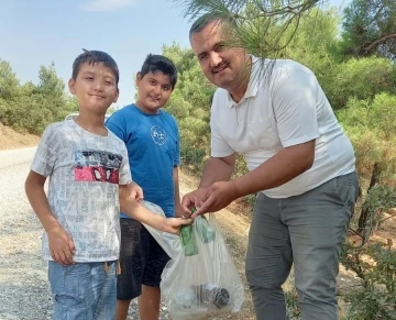 Çocuklarıyla birlikte orman yolunu temizledi
